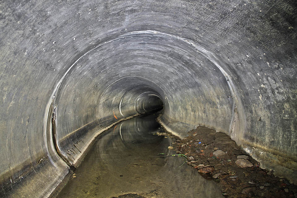 Nánosy vytváří místy v tunelu hrázky, za kterými stojí klidná hladina nadržené vody.