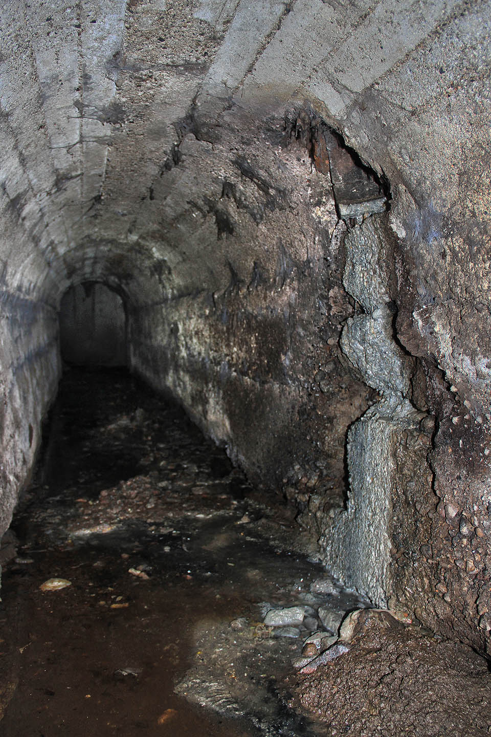 Do tunelu ústí zprava jedna kanalizační přípojka, která výrazně zhoršuje kvalitu vody, vzduchu i betonu v tunelu.