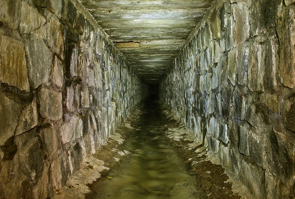 Ve své nejvyšší části je tunel opět zděný, široký jen asi 1,5 m.