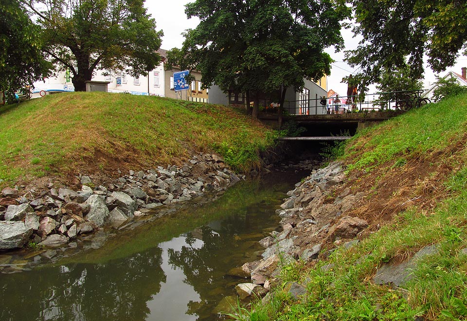 Ústí potoka Palavy z tunelu přímo do  řeky Svitavy u železniční zastávky Blansko město.