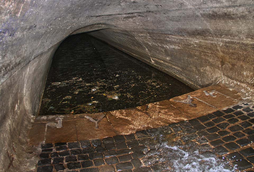 Spodní konec tunelu se noří do temných vod Labe - při vyšším stavu vody tunel tvoří na soutoku malý a strašidelný sifon.