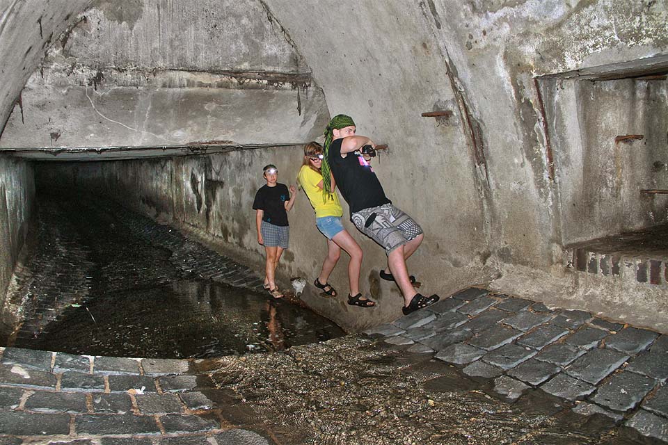 Občasné vývary je třeba překonávat pomocí kramlí zabetonovaných ve stěně tunelu.