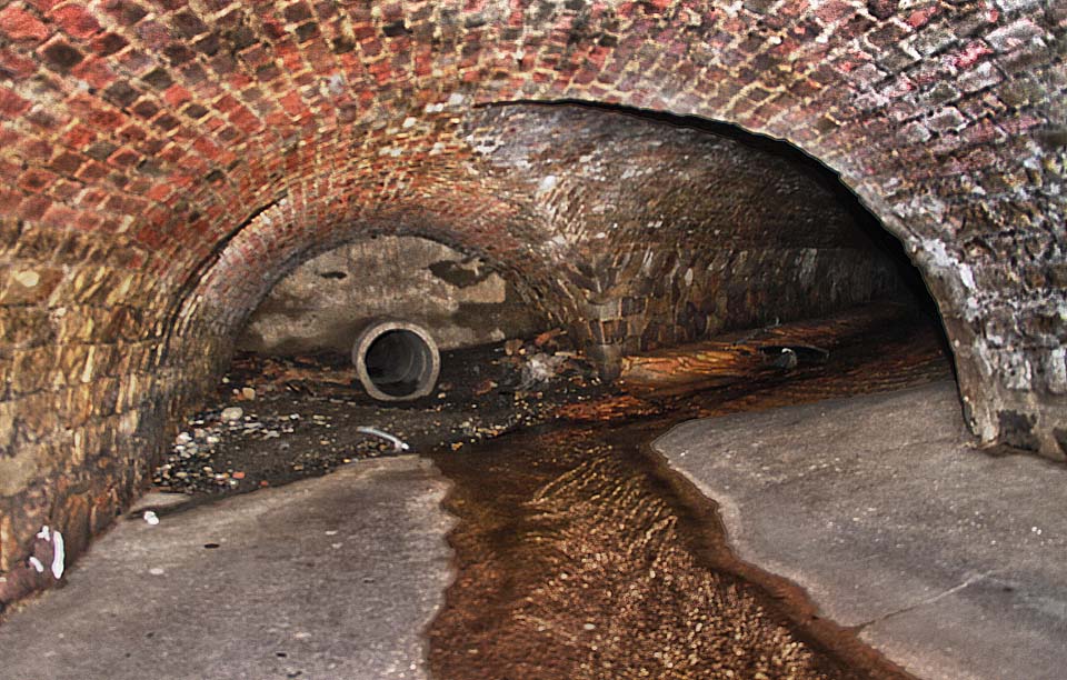 Do historické stoky ústily v minulosti další tunely, dnes již povětšinou zazděné. Zde se chodba lomí v tupém úhlu pod Labskou ulicí.