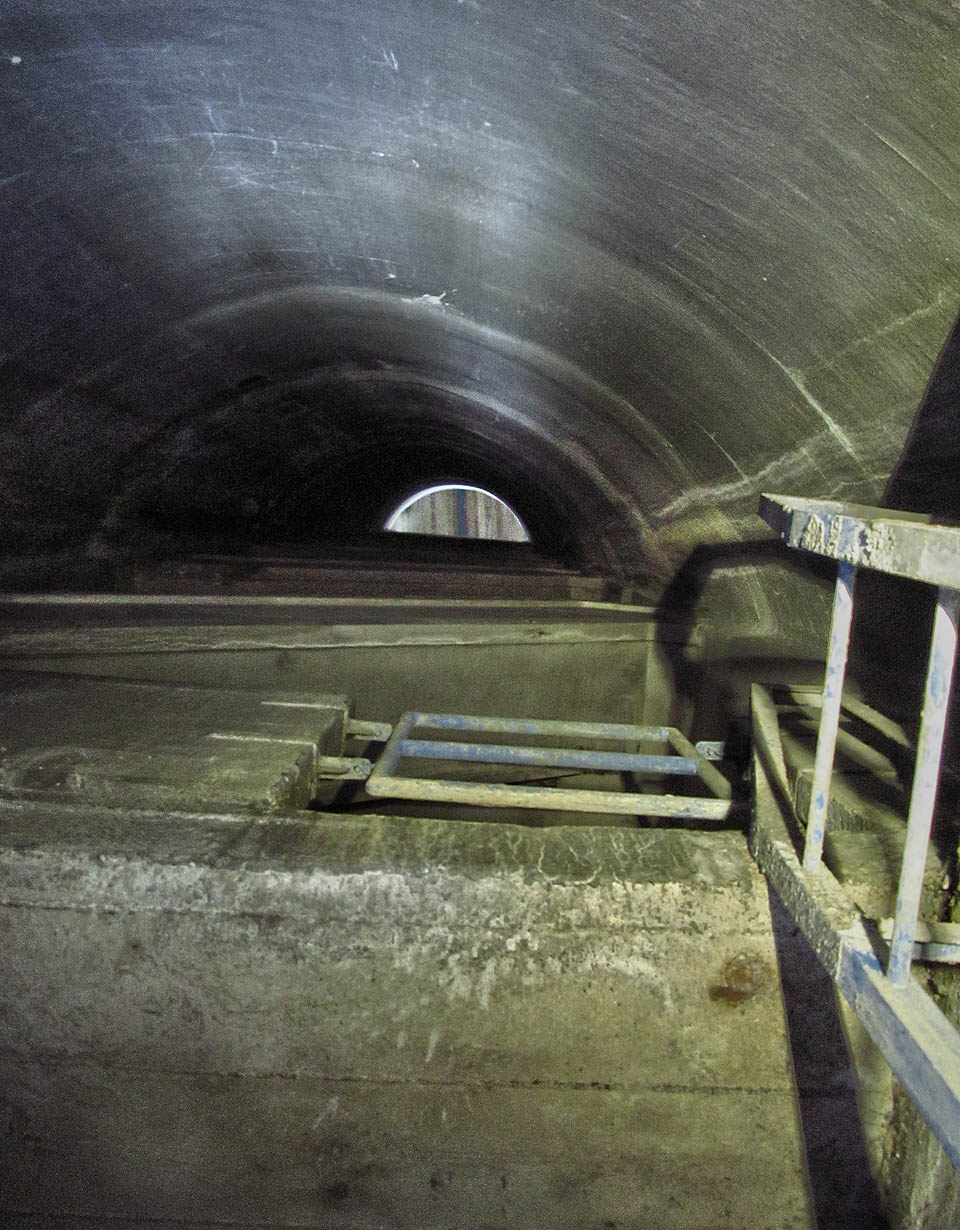 Do tmavého a tichého světa podzemí vedou dvě svislé šachty vybavené přepychovým schodištěm o výšce několika desítek metrů. Po hodině v chladu a tmě stoupáme k povrchu.