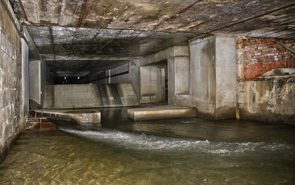 Tady to bylo. Na tomto místě po tisíciletí splývaly vody dvou řek: Ponávky a Svitavy dávno předtím, než přišel člověk a změnil toky řek, aby z nich udělal podzemní stoky. Ještě před sto lety stávaly na březích obou toků pitoreskní domky, dnes však protéká voda věčně tmavými tunely z betonu.