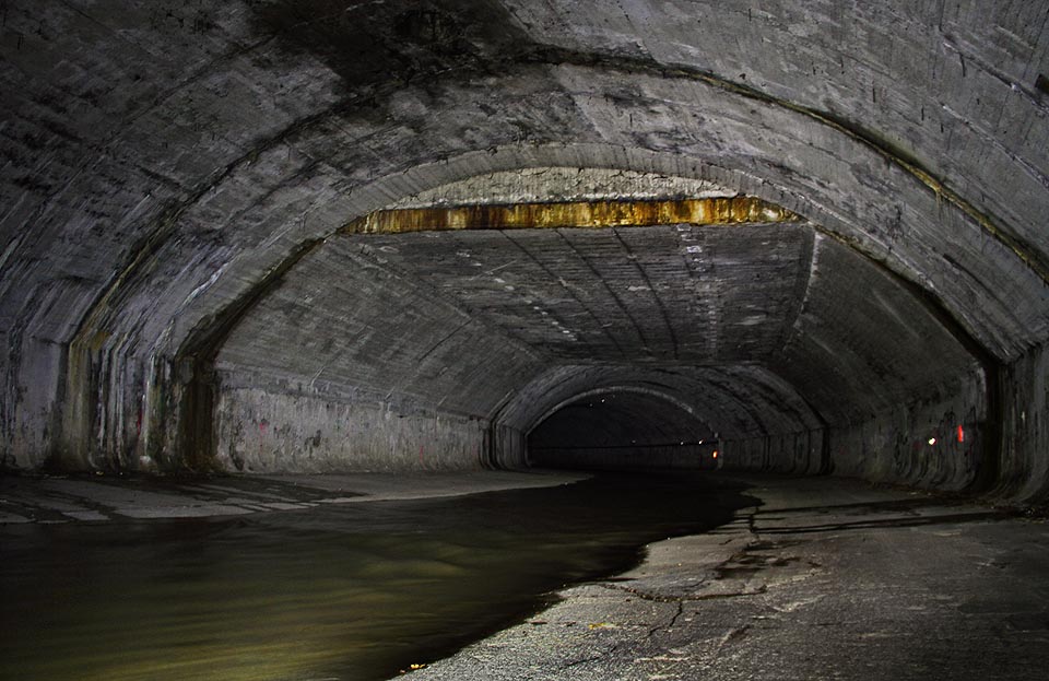 Tunel několikrát zatáčí a kopíruje tak původní tvar koryta řeky. Shora je slyšet dunění tramvají, někde nedaleko pod zemí zase hučí metro.