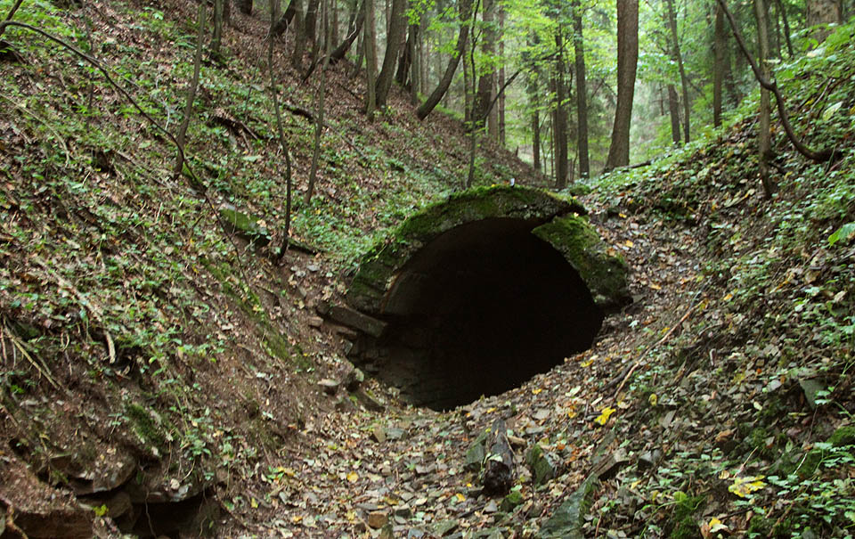 První krátký hloubený tunel vede od cesty (trasy úzkokolejky) do malého lomu, v němž ústí hlavní štola, nazývaná Mařka.