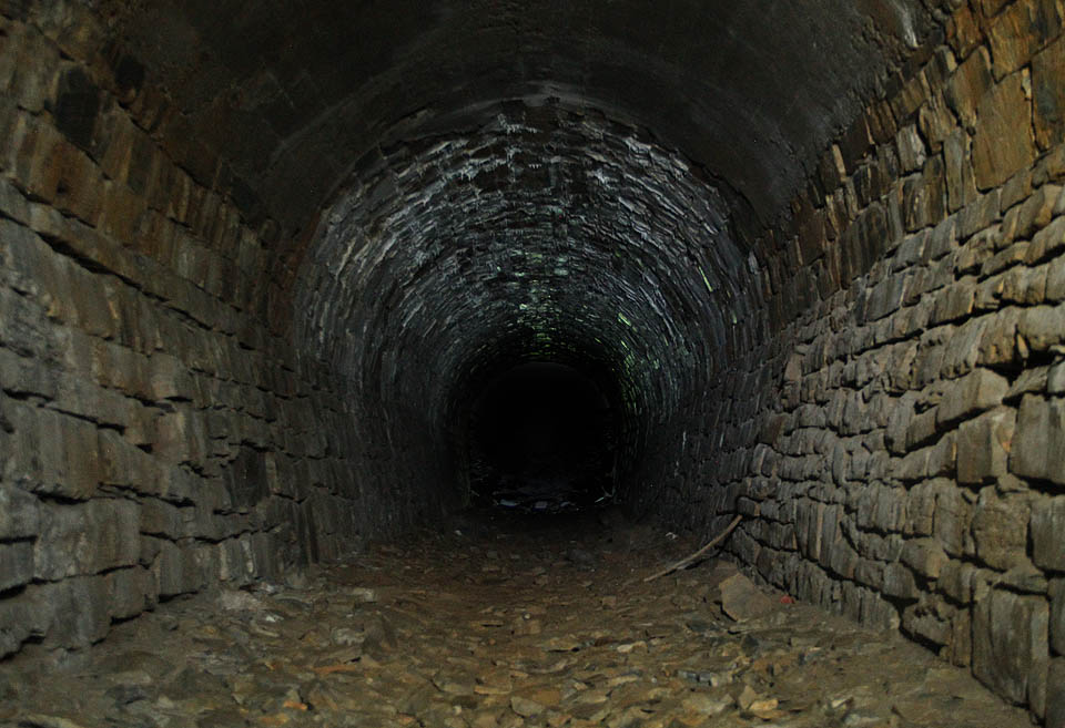 První tunel je dlouhý jen asi 50 m a záhy ústí na povrch.