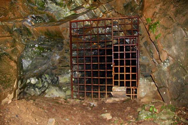 Na opačné straně malého lomu, kam první štola ústí, je zamřížovaný vchod do druhého tunelu.