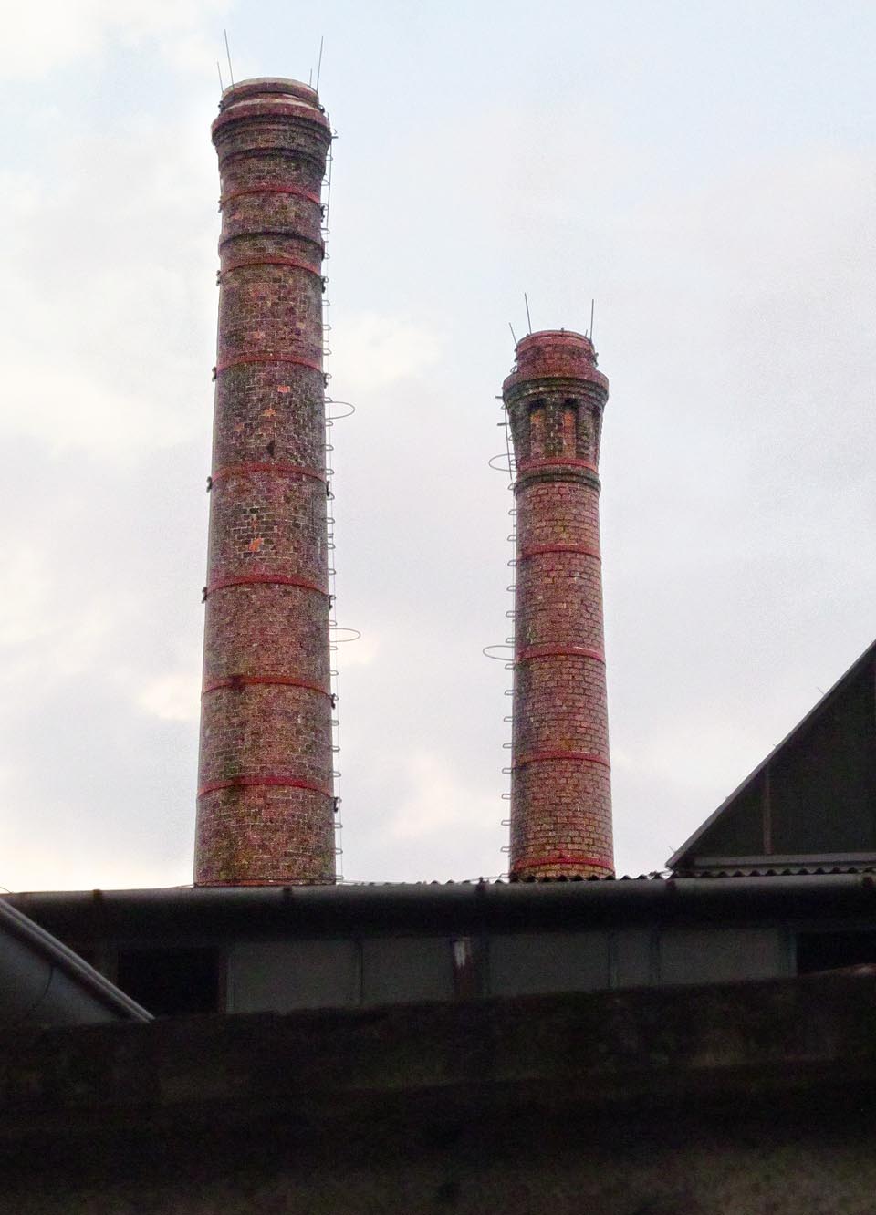 Dvojice komínů s ozdobnými hlavicemi je jedním z průmyslových klenotů dolního Brna.