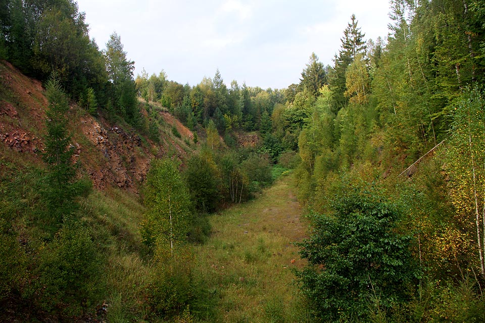 Opuštěná severní část Rychtářova lomu, ze které úzkokolejka vedla.