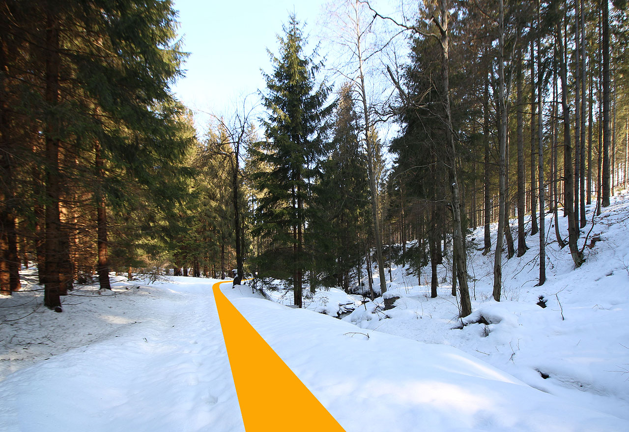 Úsek drážky mezi Vekslem a okresní silnicí z roku 1965. Koleje tu každou zimu připomínají rovnoběžné stopy běžkařů otištěné ve sněhu.