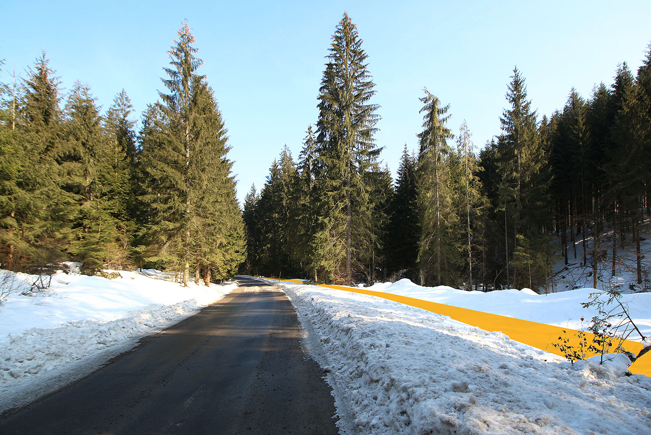 Východní větev pokračovala proti proudu Černého potoka a k její stopě se dnes přimyká trasa okresní silnice vybudované v létech 1959–1965.