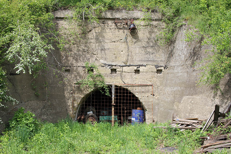 Původní tunel vedl pod státní (kdysi císařskou) silnicí. Při jejím rozšíření před rokem 1999 byl ukončen slepě a stal se z něj pouhý podzemní sklad.