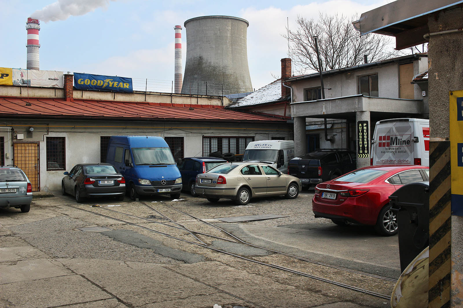 Úzkokolejka na Vlhké ulici je pozůstatkem po působení Stavebního podniku města Brna (SPMB).