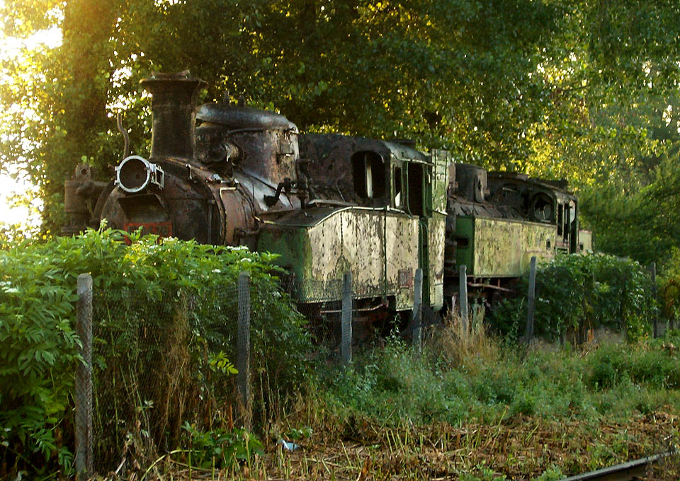 Ve stanici Банско čeká na cestovatele při západu slunce netušené překvapení. Dvojice krásných chátrajících parních lokomotiv.