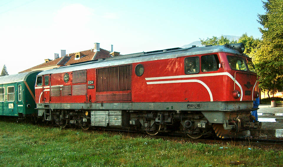 Motorové lokomotivy řady 77 od německého výrobce Henschel-Werke patří k nejlepším strojům na rozchodu 760 mm. V roce 2006 zajišťovaly prakticky veškerou dopravu na trati.