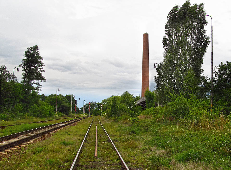 Pohled na vápenku z kolejiště stanice Čimelice.