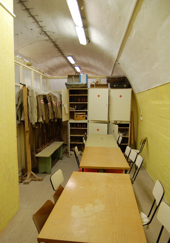 Stísněná ordinace v tunelu musela v případě potřeby posloužit i jako improvizovaný operační sál.