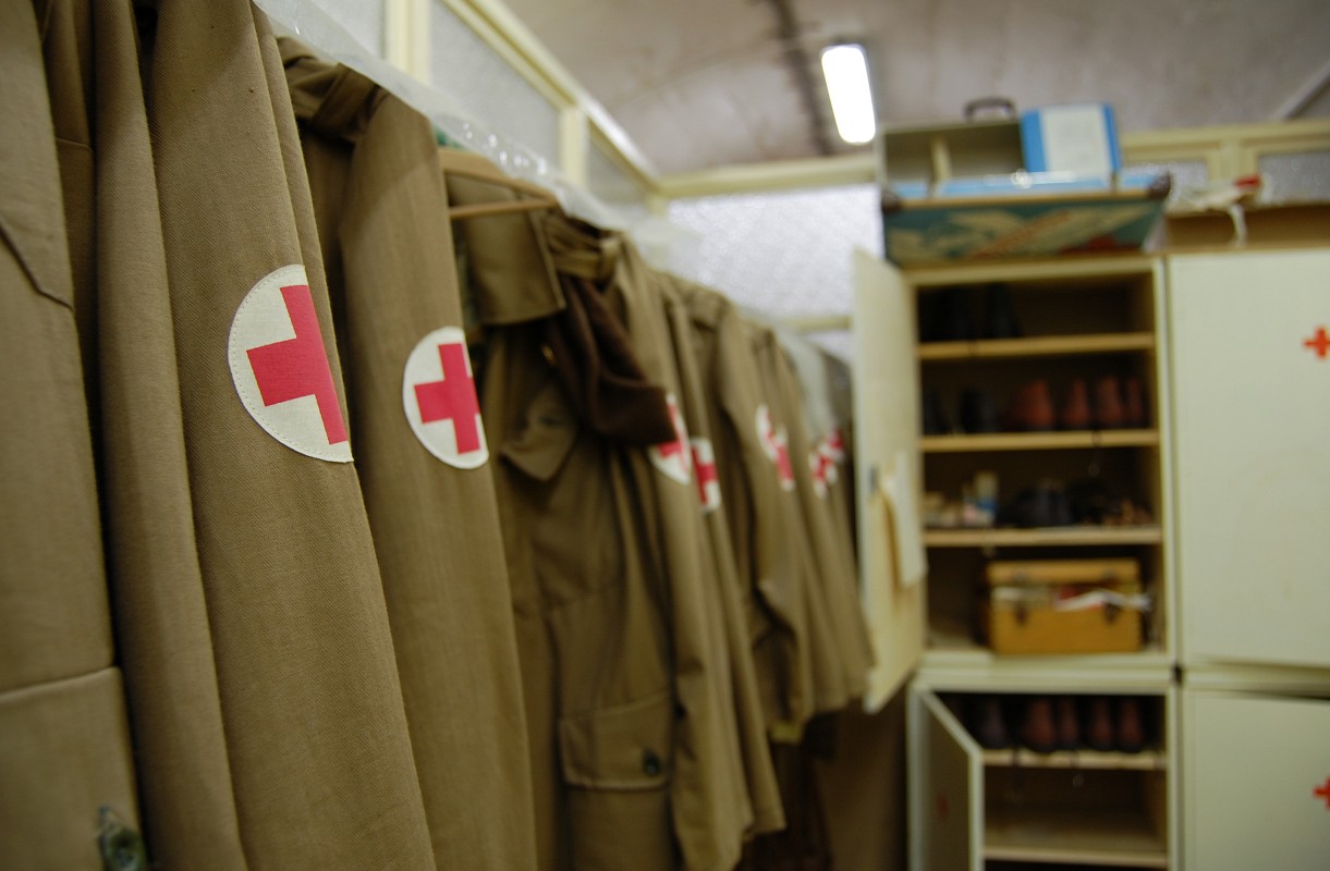 Elegantní zdravotnické kabáty jsou i po desítkách let jako nové. Na zdravotníky se za války neútočí, ale jaderným pumám by to asi bylo jedno.