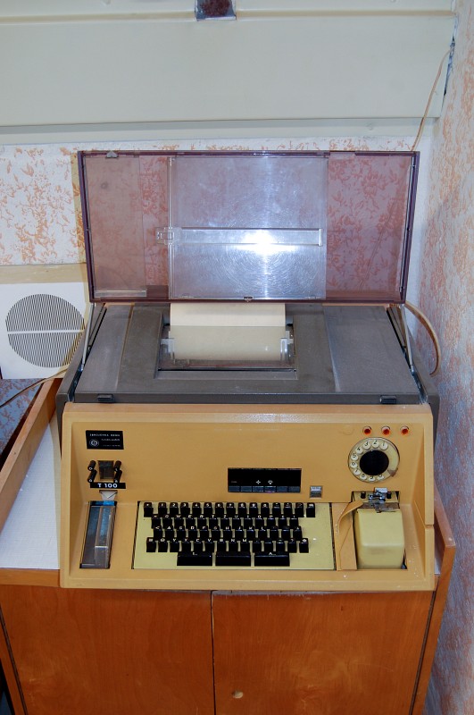 Dálnopis T-100, předchůdce faxu a e-mailu, nebyl z Tesly. V západoněmecké licenci společnosti Siemens (sic) jej vyráběla brněnská Zbrojovka.