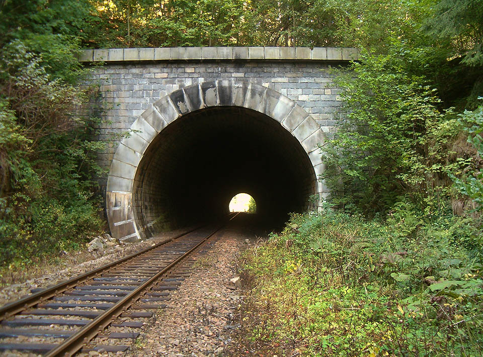 Jihovýchodní portál Vlaského tunelu v roce 2004.