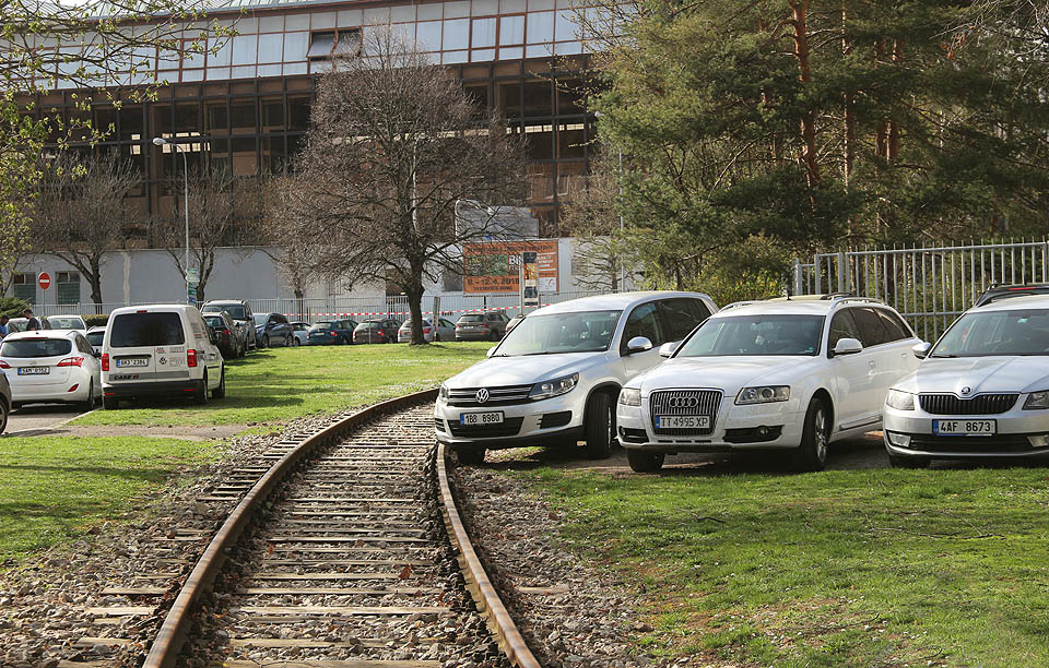 Ačkoliv je vlečka využívána jen párkrát do roka, pořád jde o plnohodnotnou železniční trať. Takové parkování proto může návštěvníky hotelu Voroněž přijít draho.