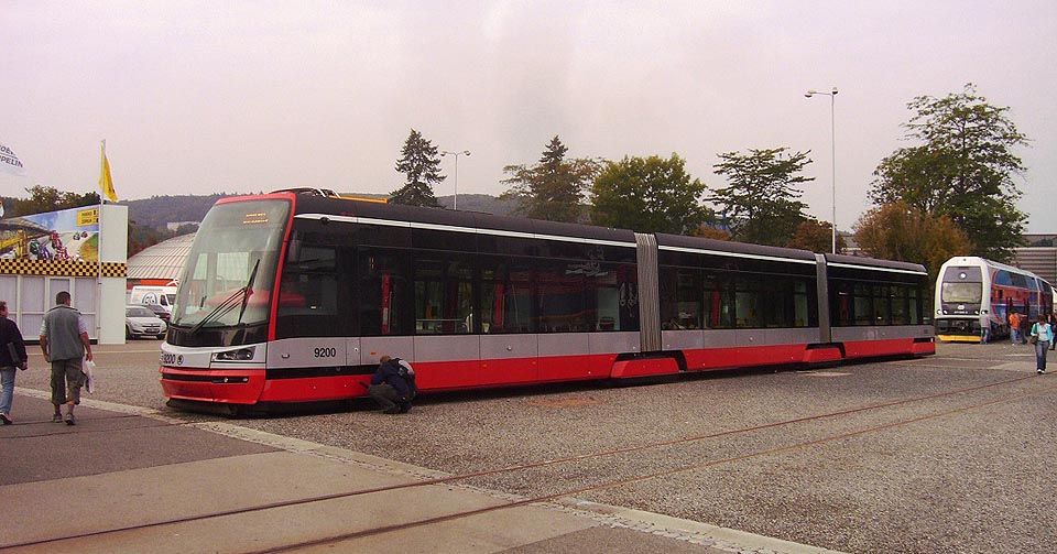 Tehdy žhavá novinka, tramvaj Škoda 15T se nejprve v roce 2009 představila v Brně, aby poté mohla dlouhé roky vzbuzovat vášně v Praze a Rize.