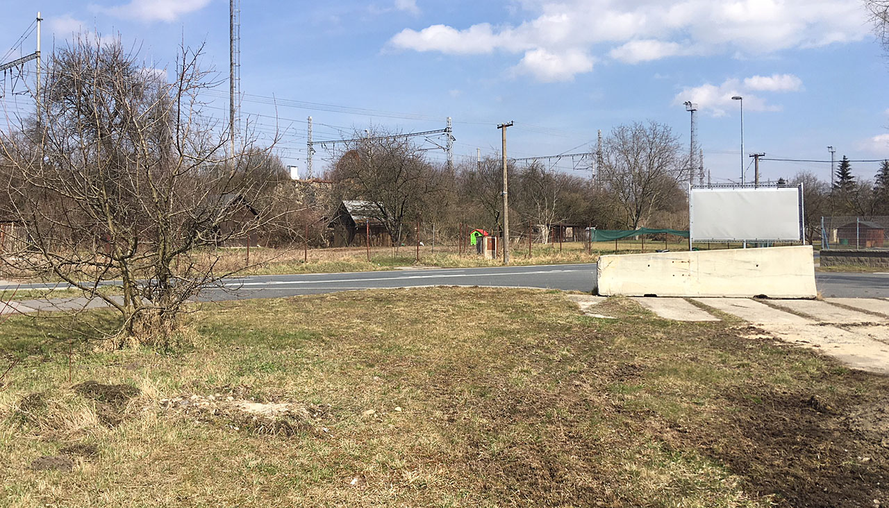 Na místě bývalého přejezdu přes Cukrovarskou ulici už přítomnosti vlečky, po které jezdily dlouhé vlaky s cukrovou řepou, nenasvědčuje téměř nic.