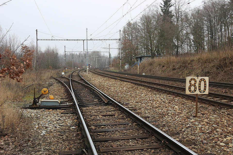 Vlečka odbočuje ze staniční koleje č. 90N (což je vlastně spojka z odbočky Tunel k odbočce Kubešuův mlýn, tedy součást trati Havlíčkův Brod – Pardubice) výhybkou č. V3.