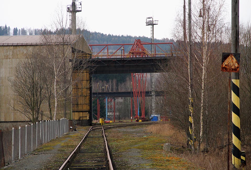 Hlavní část vlečky s dvojkolejným kolejištěm pod mostovými a portálovým jeřábem v areálu strojíren.