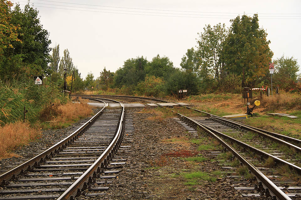 Ze stanice Náměšť nad Oslavou vychází vlečka (vlevo) souběžně s železniční tratí do Studence (vpravo).
