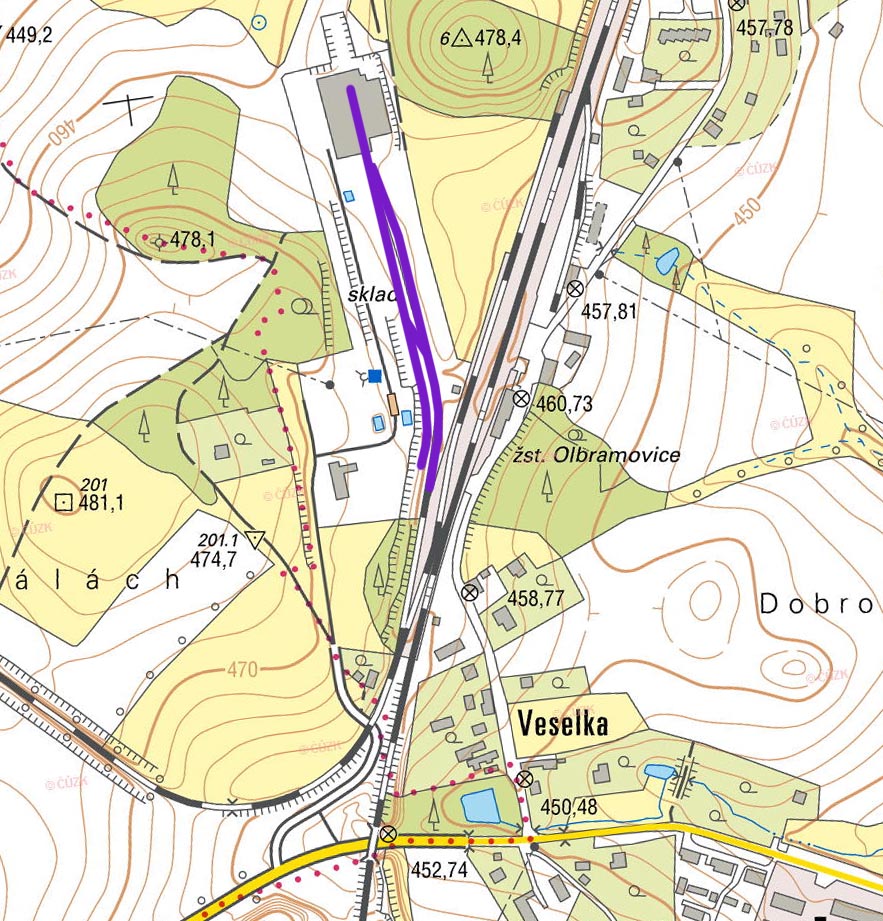 Vlečka do velkoskladu Marila/Mokate je tvořena dvojicí rovnoběžných kolejí za nádražím v Olbramovicích.