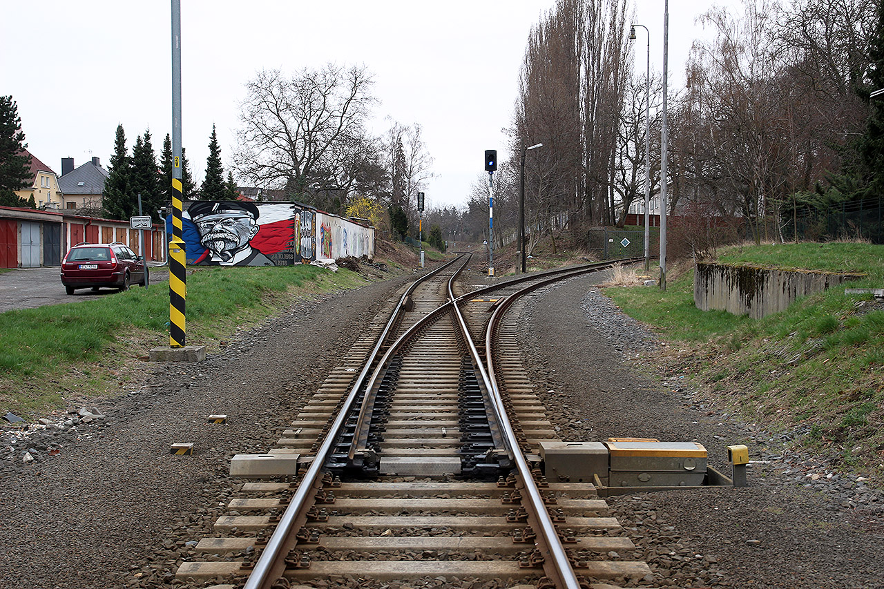 Výhybka 1XA nenesla v roce 2026 žádné viditelné označení. V dálce je vidět vjezdové návěstidlo do stanice Opava západ ve směru od stanice Opava východ.