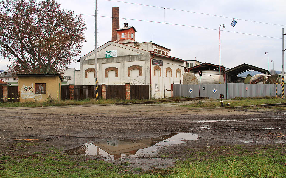 Celkový pohled na historické budovy lihovaru a III. větev vlečky do chemičky v Rájci-Jestřebí.