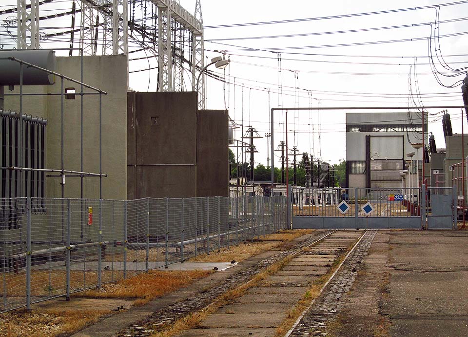 Železniční kolej je nezbytná také v rozvodně, kde slouží pro dovoz těžkých transformátorů.