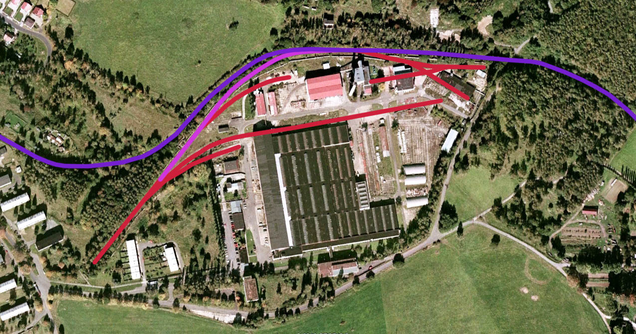 Na leteckém snímku z roku 2006 je fialově vyznačena železniční trať, růžově úsek vlečky, který byl v provozu v roce 2015, a červeně zrušené úseky vlečky.