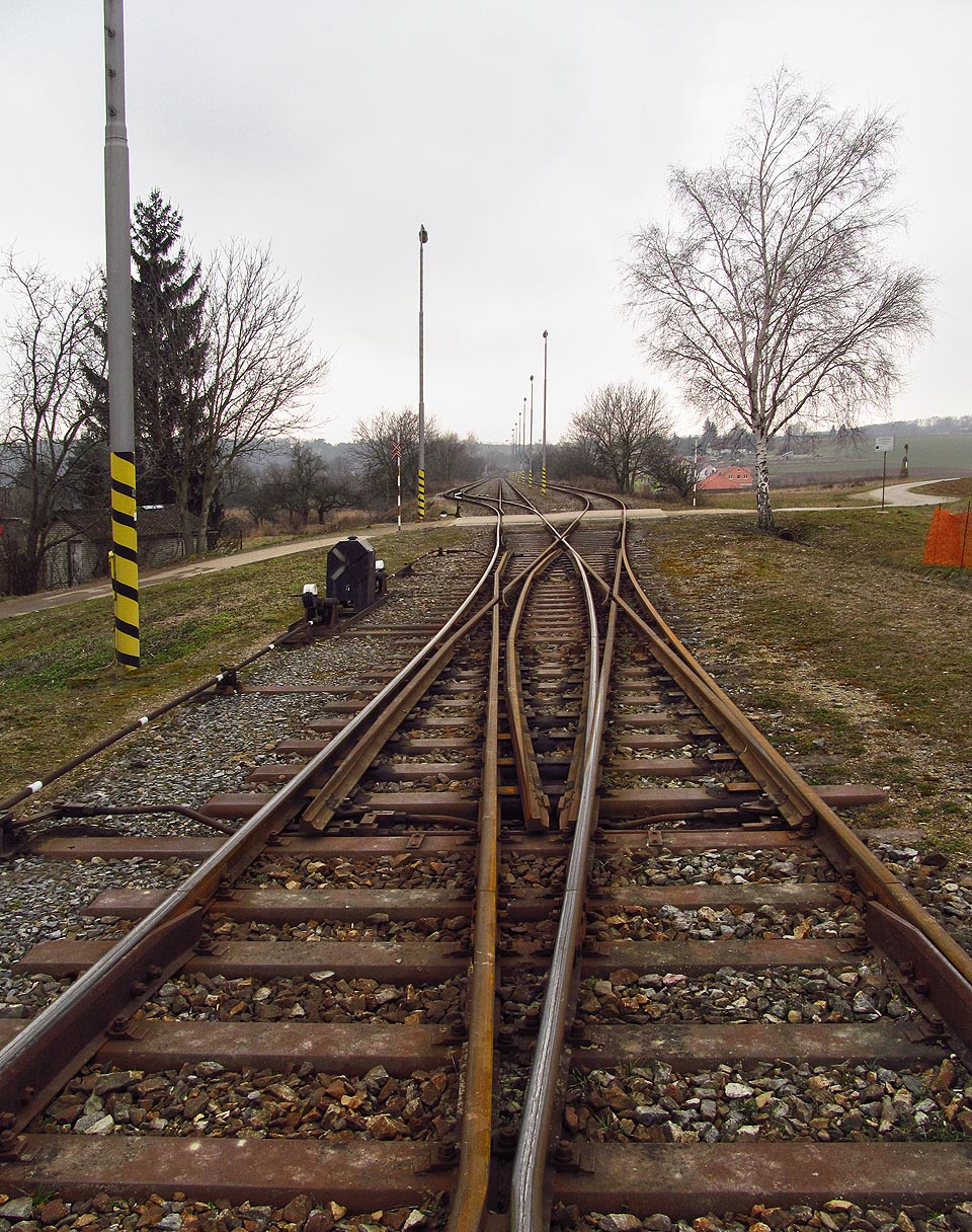 Pohled přes křižovatkovou (anglickou) výhybku zpět ke stanici Střelice.