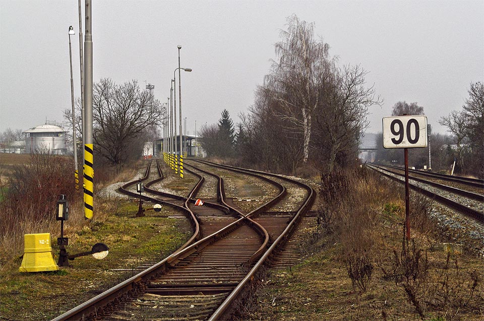 Pohled od stanice Střelice na trojkolejné kolejiště vlečky do skladu pohonných hmot.