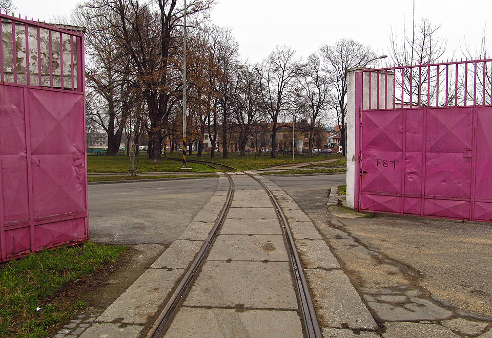 Růžová brána na vlečce z ulice Tkalcovské souvisí s korporátním designem drogerie Jasmín.