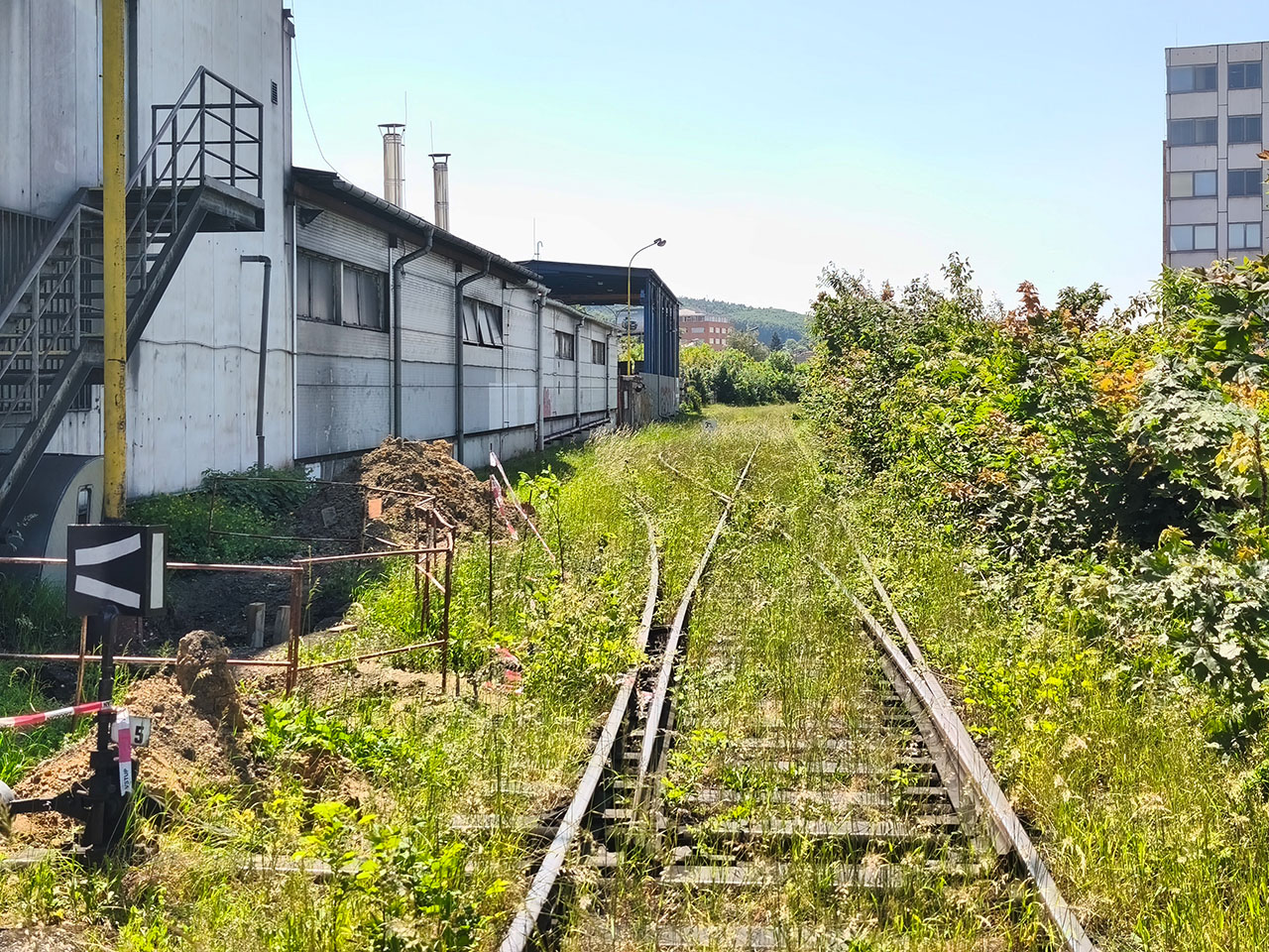 Výhybka S5 se nachází severně od budovy 92, bezprostředně za mostkem přes dnešní Devadesátou ulici. Výhybka S5 se nachází severně od budovy 92, bezprostředně za mostkem přes dnešní Devadesátou ulici.
