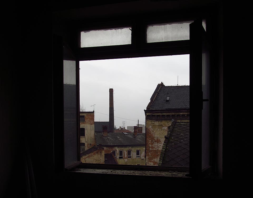 Toto okno jsem si vyhlédl jako to s nejhezčím výhledem v celém areálu. Tady bych chtěl bydlet!