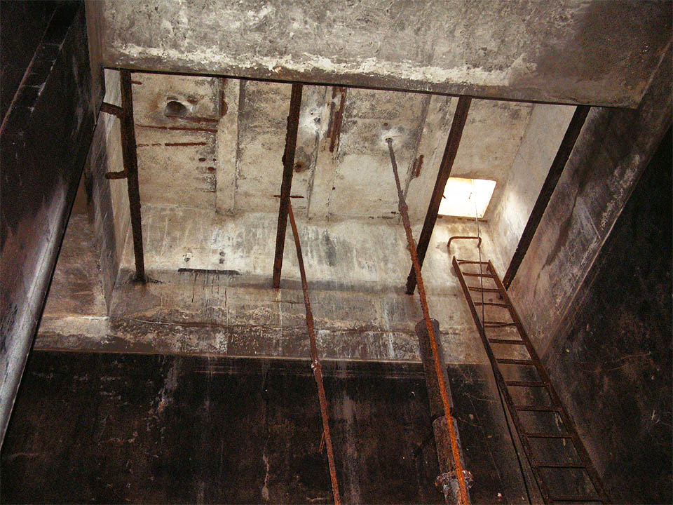 Čtvercový otvor vstupní šachty je jediným místem, kudy mohlo během posledních 116 let proudit do vodojemu denní světlo.