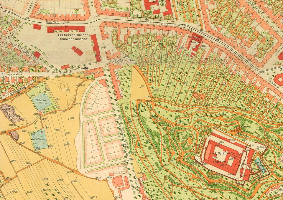 Na mapě z roku 1906 je dobře vidět obě starší nádrže (1 a 2) - naproti přes Úvoz se nachází hrad Špilberk, tehdejší kasárna a věznice, u kterého je dobře patrný další z brněnských historických vodojemů.