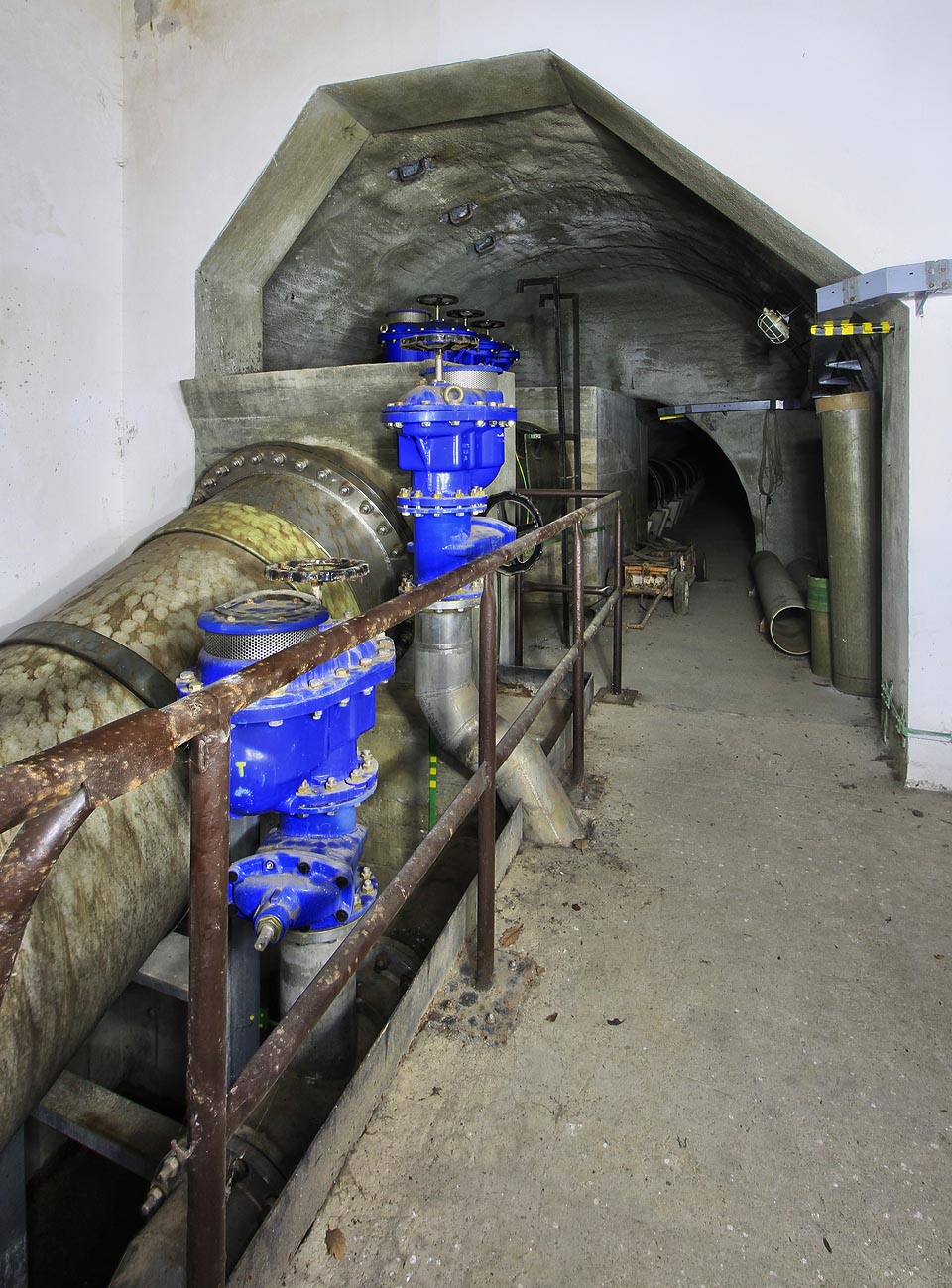 Armaturní komora u jižního portálu tunelu. Veškeré vybavení je staré teprve několik let a svítí novotou.
