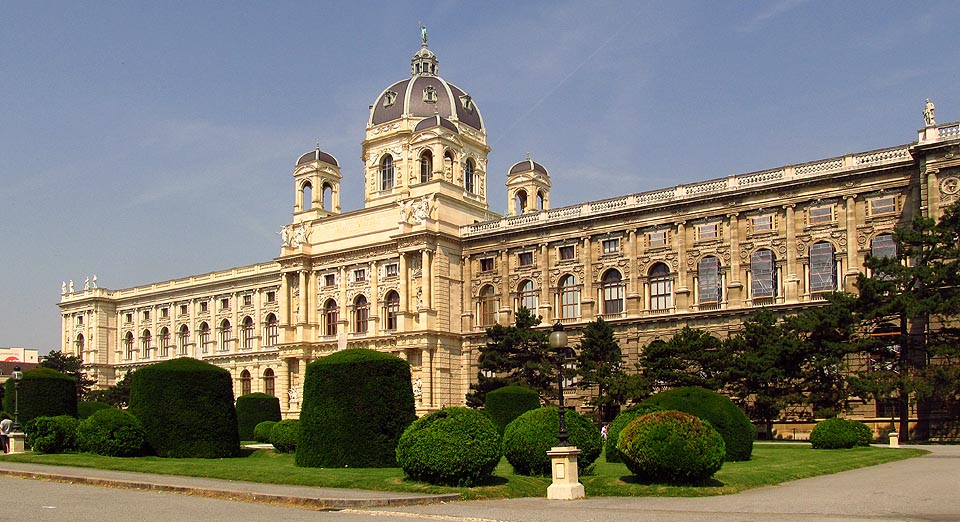 Typickým turistickým cílem ve Vídni jsou muzea, kterých je ve městě nadprůměrný počet. Na snímku kunsthistorické muzeum na náměstí Marie Terezie. 