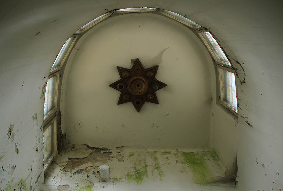 Normalizační lampa ve válcovité věži zadního schodiště pod ázerbajdžánskou hvězdou.