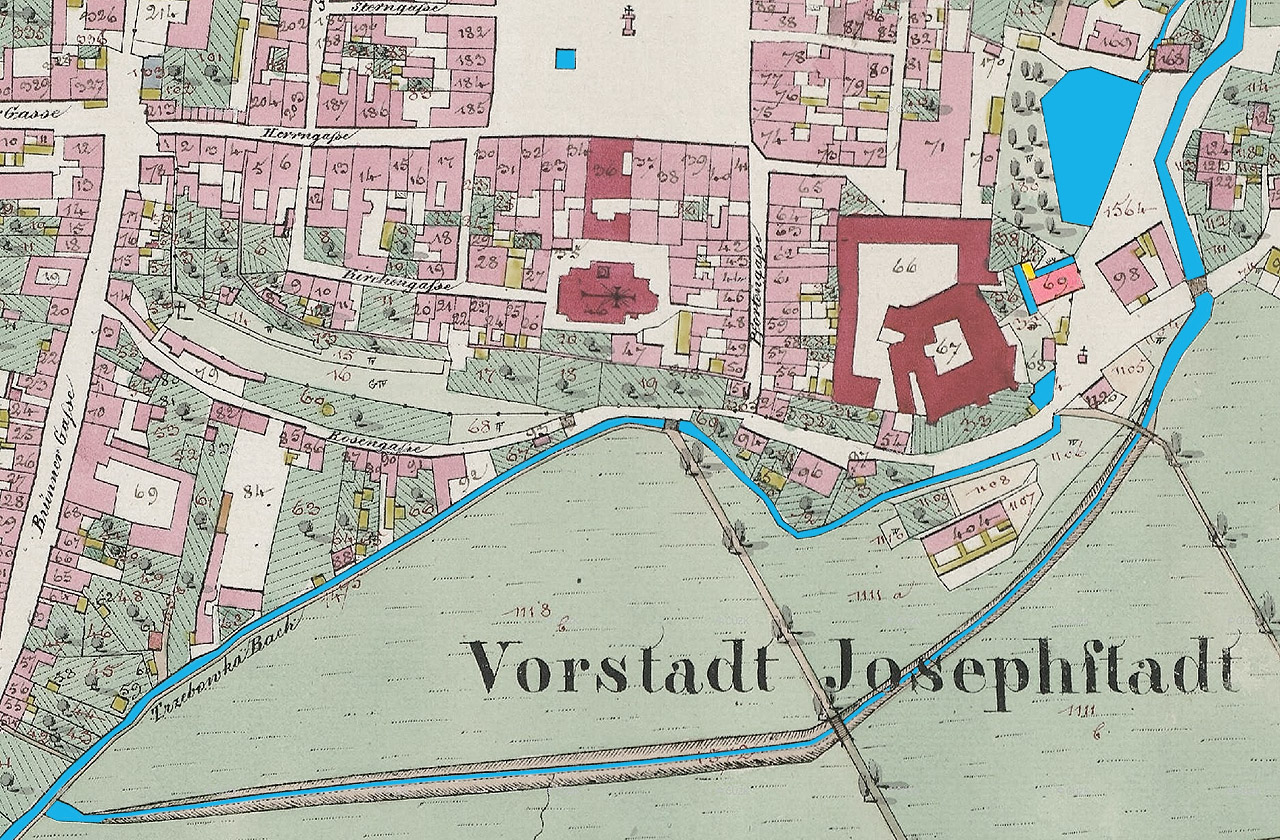 Tatáž mapa s vyznačením vodních ploch a toků. Voda z Třebůvky se k mlýnu dostávala dlouhým náhonem, který začínal u splavu v levé dolní části mapy, přiblížil se k městským hradbám a pak zřejmě překonal hradby tunelem, který ústil až těsně nad mlýnem ve strmé obezděné nádrži, odkud byla voda přiváděna rovnou na mlýnské kolo (mlýn je zvýrazněn růžově a poloha mlýnského kole je pod žlutě vybarveným přístřeškem). Do rybníka se pak voda dostávala zřejmě podzemím. Tatáž mapa s vyznačením vodních ploch a toků. Voda z Třebůvky se k mlýnu dostávala dlouhým náhonem, který začínal u splavu v levé dolní části mapy, přiblížil se k městským hradbám a pak zřejmě překonal hradby tunelem, který ústil až těsně nad mlýnem ve strmé obezděné nádrži, odkud byla voda přiváděna rovnou na mlýnské kolo (mlýn je zvýrazněn růžově a poloha mlýnského kole je pod žlutě vybarveným přístřeškem). Do rybníka se pak voda dostávala zřejmě podzemím.