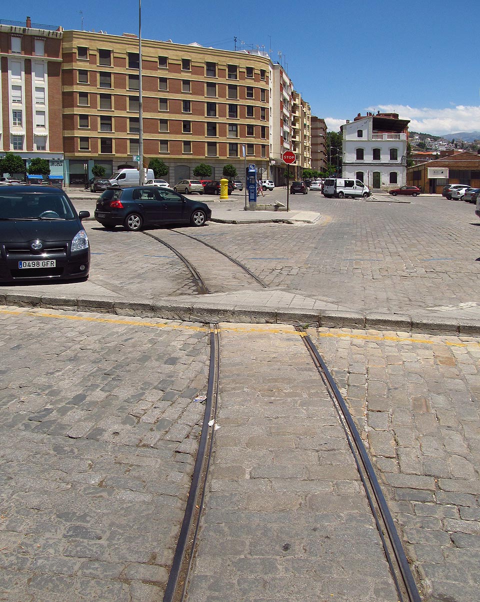 Zrušená kolej úzkokolejné tramvaje před nádražím ve španělské Granadě.