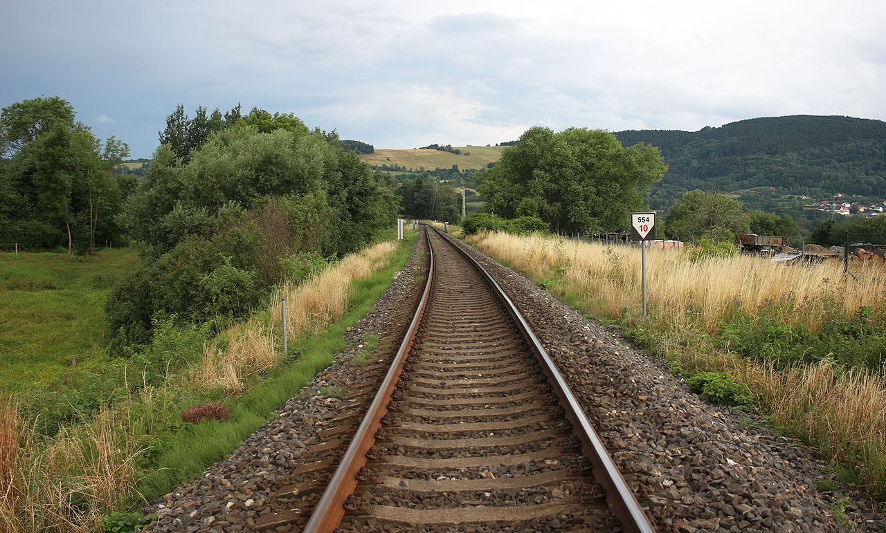 Ačkoliv dráha prochází také přes obec Dlouhý Most, nenachází se zde, mezi stanici Jeřmanice a zastávkou Pilínkov, která je již na jižním okraji Liberce, žádná zastávka.